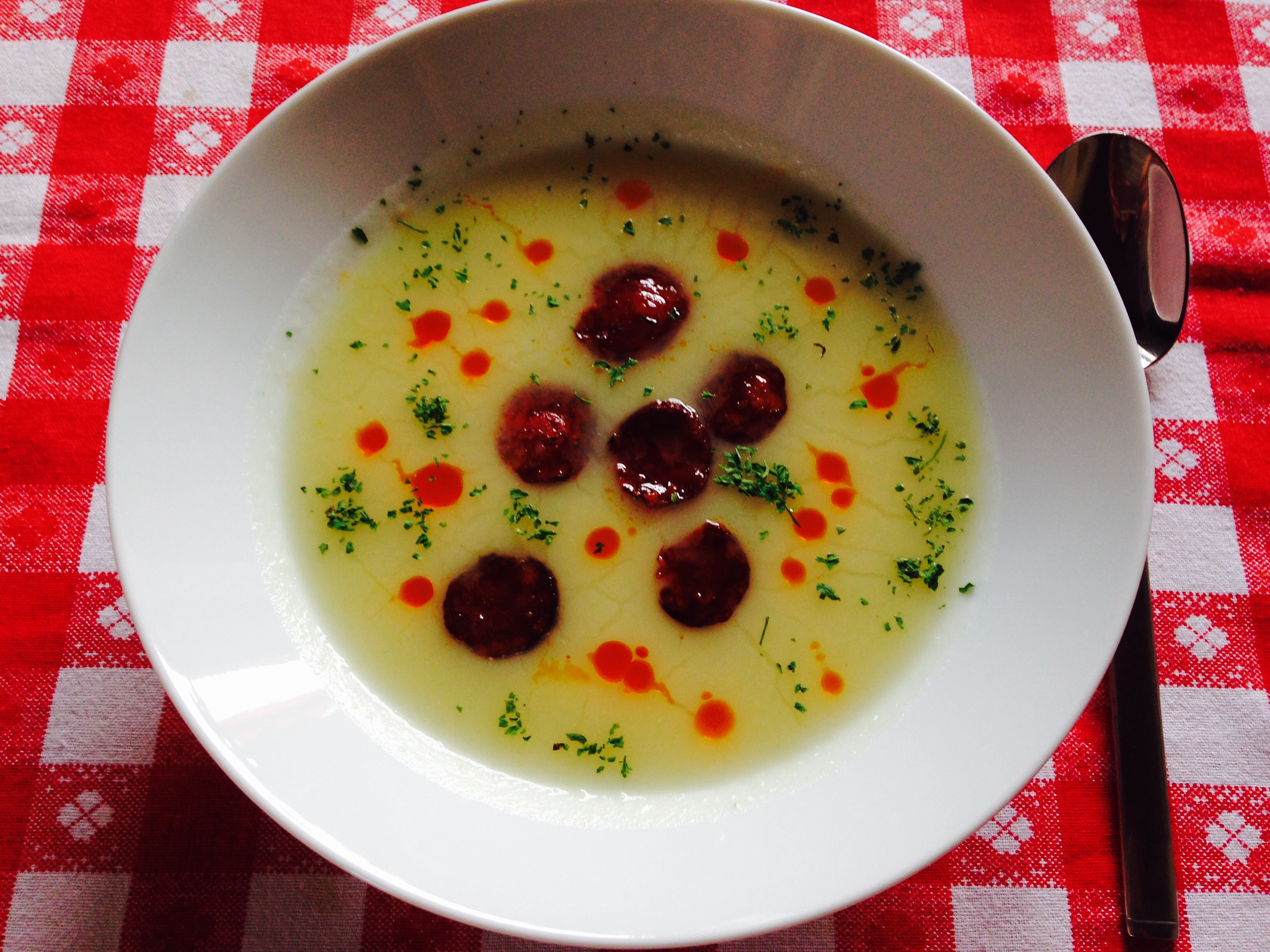 csicsokakremleves-kolbaszcsipsszel