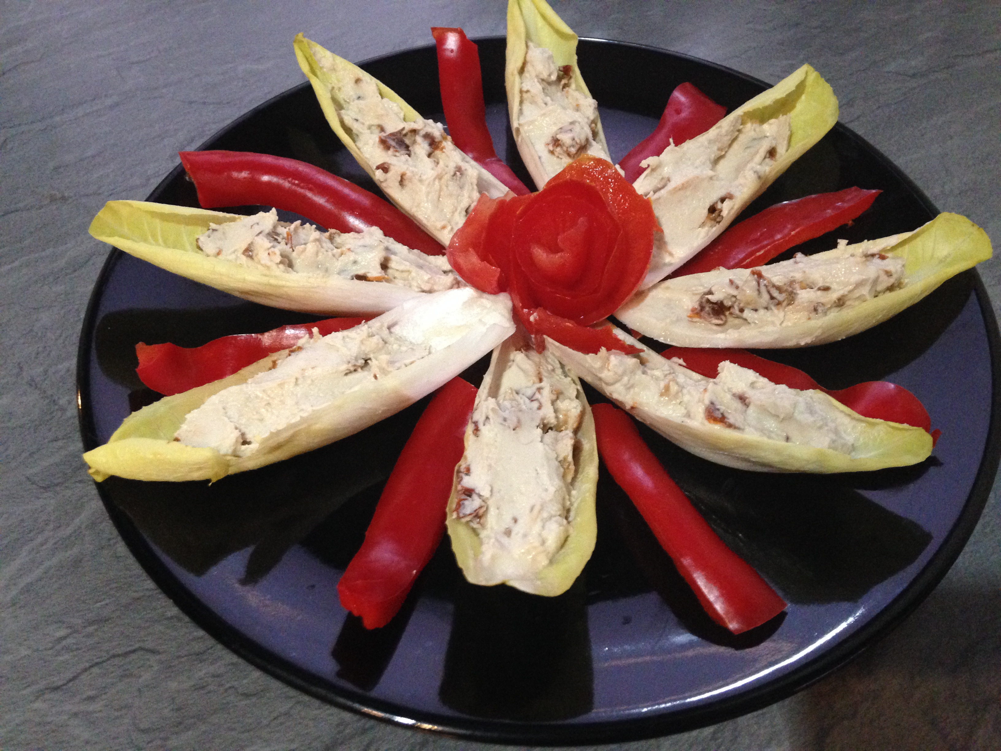 fu%cc%88sto%cc%88lt-pisztrangkrem-cikoria-salataba-to%cc%88ltve